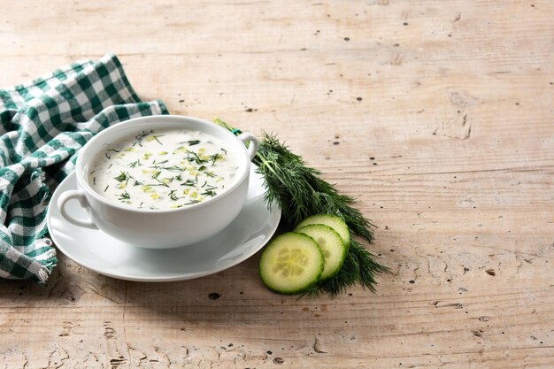 Zuppa di latte acido di tarator bulgaro in una ciotola sul tavolo di legno