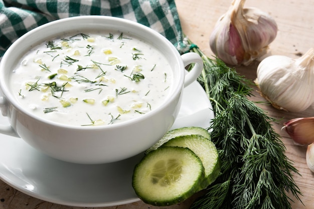 Zuppa di latte acido di tarator bulgaro in una ciotola sul tavolo di legno