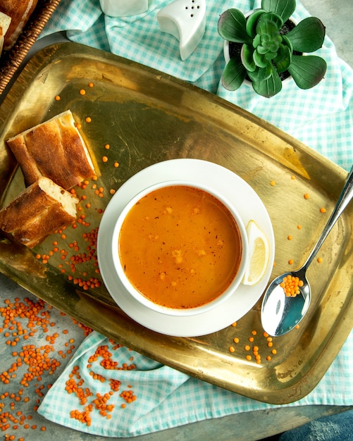 Zuppa di lenticchie azera tradizionale vista dall'alto con pane tandoor su un vassoio