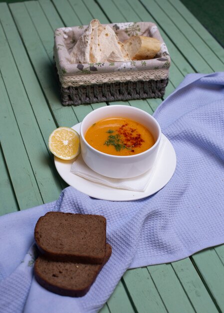 Zuppa di lenticchie con limone e pane.