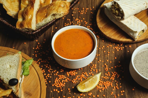 Zuppa di lenticchie e pane laterale sul tavolo