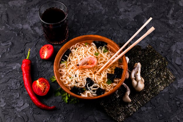 Zuppa di noodle di pesce vista dall'alto