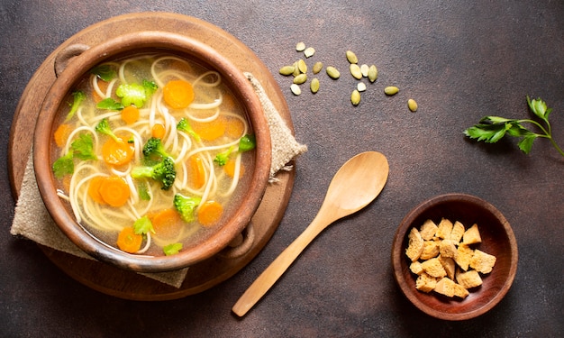 Zuppa di noodle per pasti invernali e cucchiaio