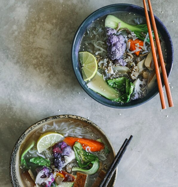 Zuppa di noodle vegana con idea di ricetta per la fotografia di cibo al tofu