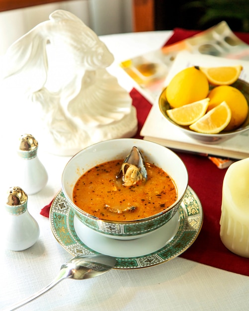 Zuppa di ostriche speziata con fette di limone