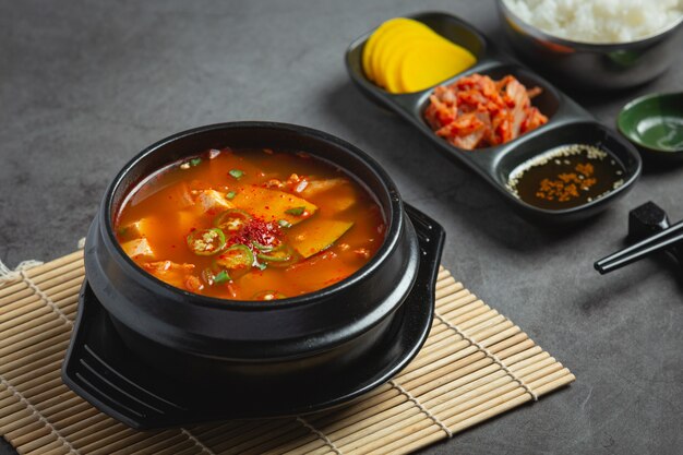 Zuppa di pasta di fagioli in stile coreano