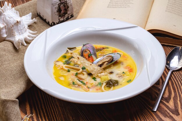 Zuppa di pesce vista frontale con cozze