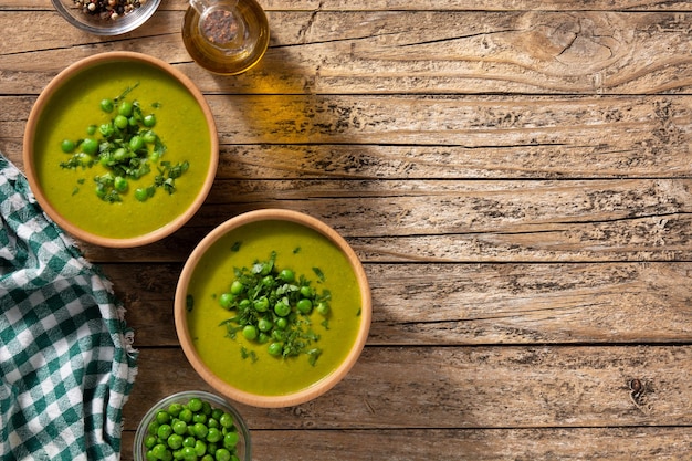 Zuppa di piselli in una ciotola di legno