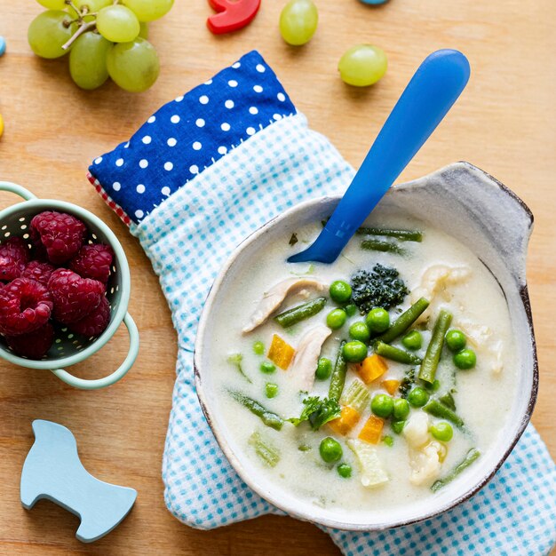 Zuppa di pollo salutare per bambini con piselli e carote