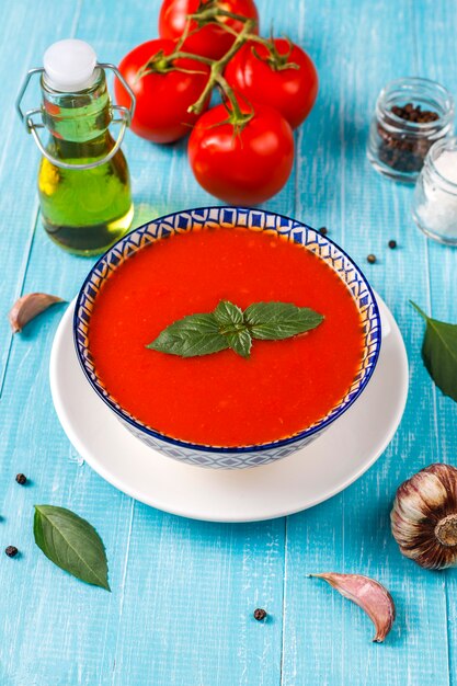 Zuppa di pomodoro con basilico in una ciotola.