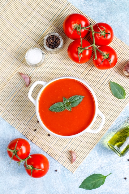 Zuppa di pomodoro con basilico in una ciotola.