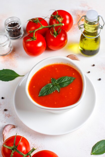 Zuppa di pomodoro con basilico in una ciotola.