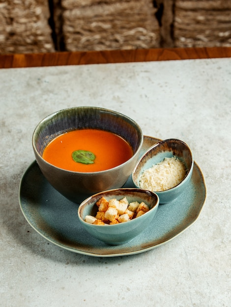 Zuppa di pomodoro con contorno di formaggio e cracker