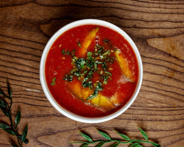 Zuppa di pomodoro con pesce sul tavolo