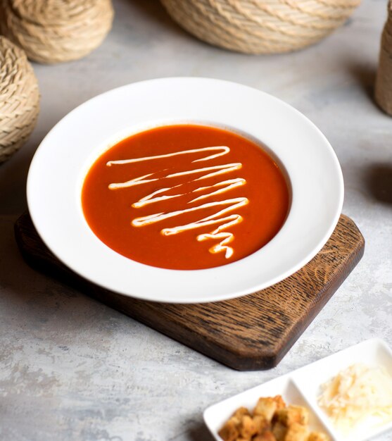 Zuppa di pomodoro con salsa sul tavolo