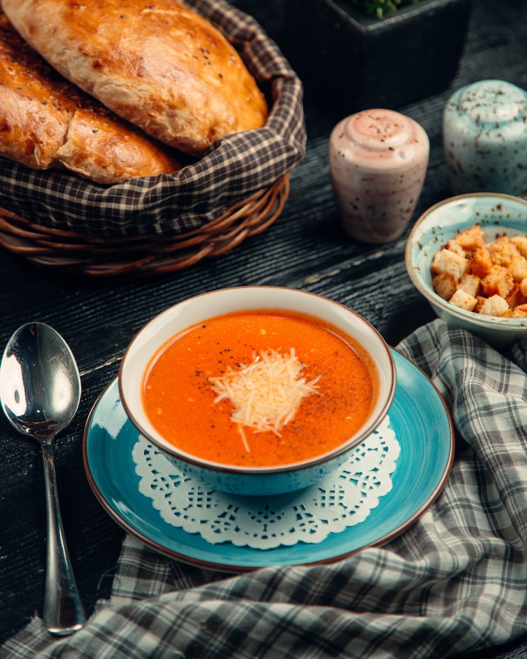 Foto gratuito zuppa di pomodoro condita con formaggio