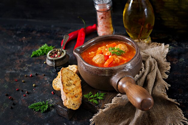 Zuppa di pomodoro piccante con polpette, pasta e verdure. Cena salutare