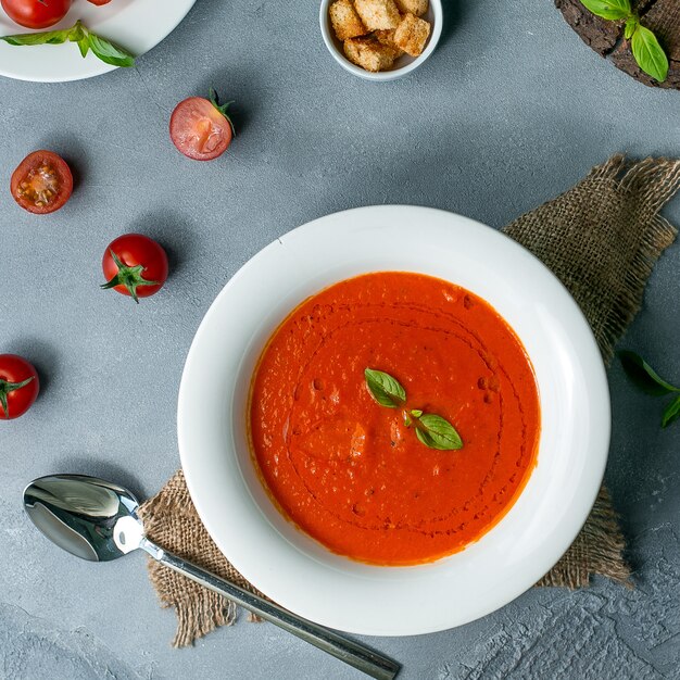 zuppa di pomodoro sulla vista del piano d'appoggio