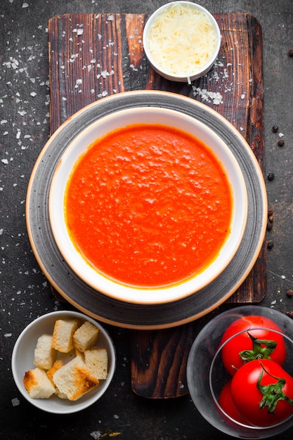 Zuppa di pomodoro vista dall'alto con pomodori e crackers e formaggio nel piatto