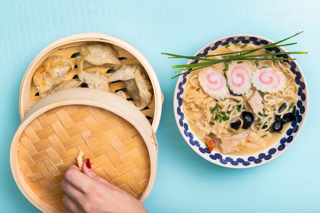 Zuppa di ramen piatta e gnocchi in piroscafo