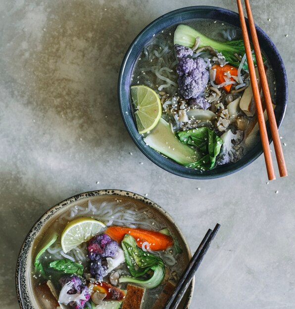 Zuppa di spaghetti vegani con l&#39;idea di ricetta di fotografia di cibo tofu