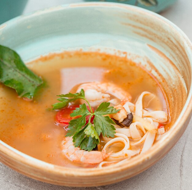 Zuppa di tagliatelle in salsa di pomodoro alle erbe.