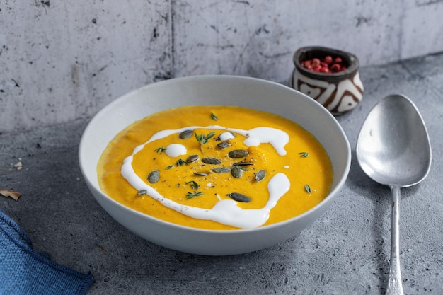 Zuppa di verdure alla zucca con panna