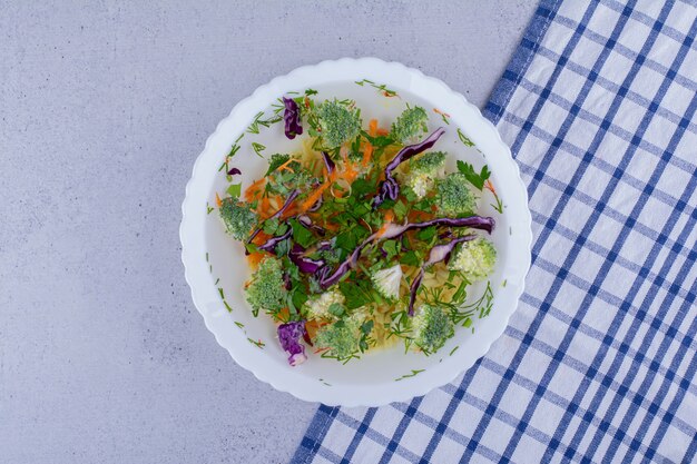 Zuppa di verdure condita con aneto su fondo marmo. Foto di alta qualità