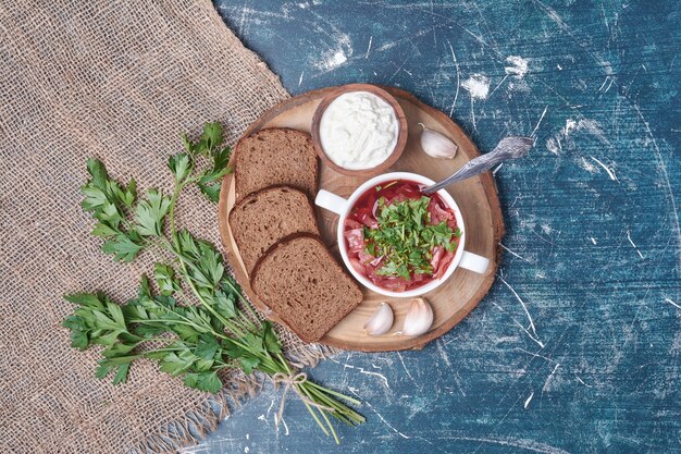 Zuppa di verdure in salsa di pomodoro con erbe e pane.