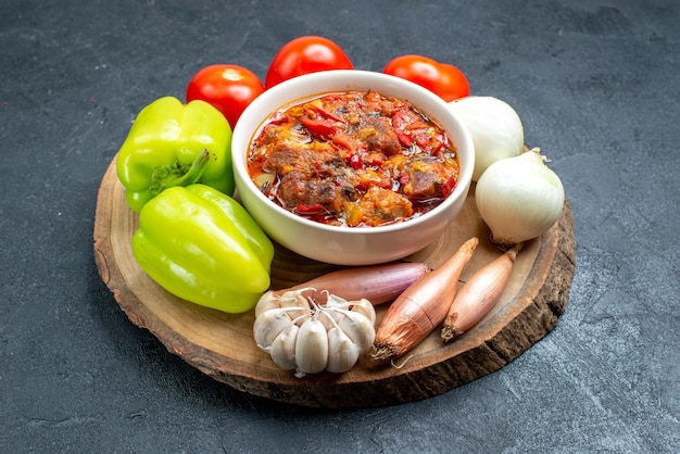 Zuppa di verdure vista frontale con verdure fresche su spazio grigio