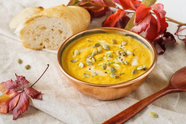 Zuppa di zucca e carote arrosto con crema, pepe nero e ...