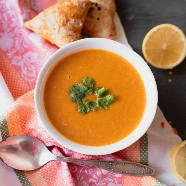 Zuppa indiana al limone con vista dall'alto