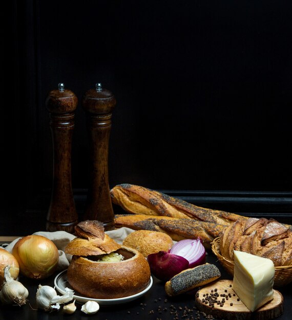 Zuppa nel pane sul tavolo