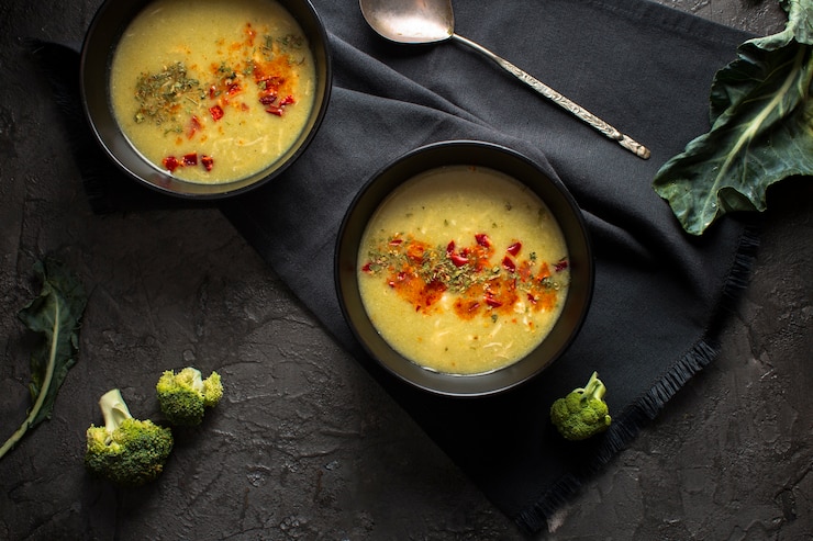 Foto gratuito zuppa piatta con condimenti