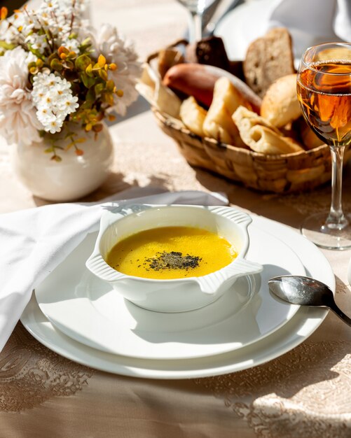 Zuppa tradizionale azera guarnita con foglie di menta essiccate