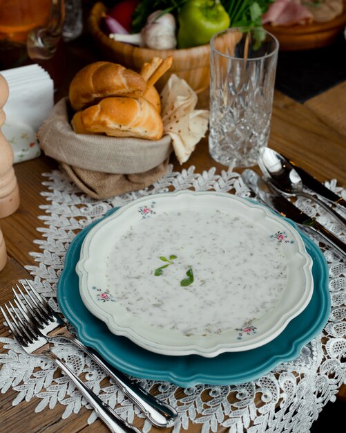 Zuppa tradizionale Dovqa servita con pane