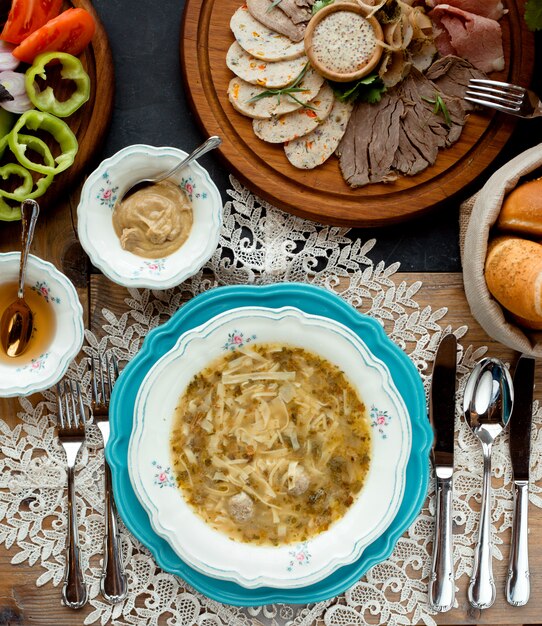 Zuppa tradizionale eriste sul tavolo