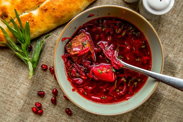 Zuppa ucraina tradizionale borsch vista dall'alto servita con verdure e pane