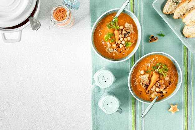 Zuppa vegetariana di zucca e carote autunnali con ceci e quinoa Comfort food autunno inverno concetto di cibo sano