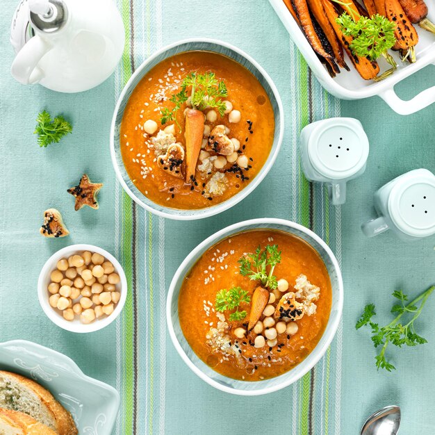 Zuppa vegetariana di zucca e carote autunnali con ceci e quinoa Comfort food autunno inverno concetto di cibo sano