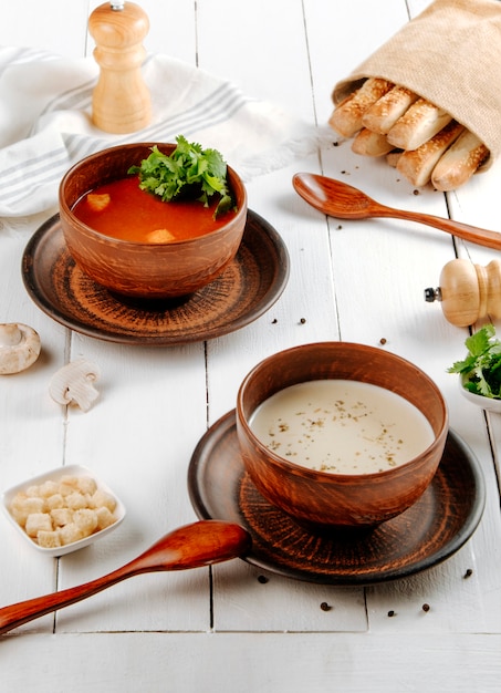 Zuppe di pomodoro e funghi sul tavolo