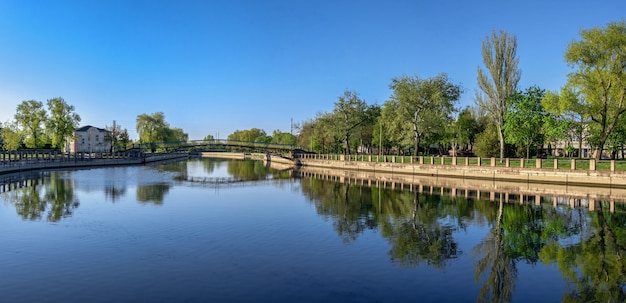 05.09.2021. Kropyvnytskyi, Ucraina. Argine del fiume Ingul a Kropyvnytskyi, Ucraina, in una soleggiata mattina di primavera