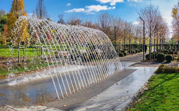 07.11.2020. Uman, Ucraina. Fontana nel parco fantasy Nova Sofiyivka, Uman, Ucraina, in una soleggiata giornata autunnale