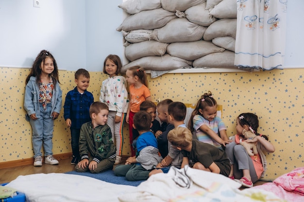070722 Irpin Ucraina condizioni di lavoro delle scuole materne di massa durante la guerra in Ucraina I bambini sono al riparo vicino alle finestre protetti da sacchi di sabbia