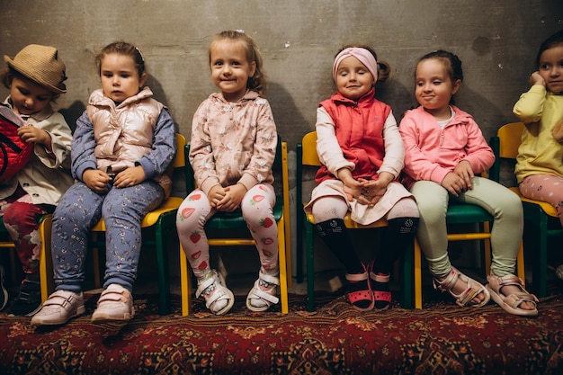 070722 Irpin Ucraina i bambini piccoli e i loro accompagnatori vengono evacuati in una cantina sotterranea utilizzata come rifugio durante un raid aereo