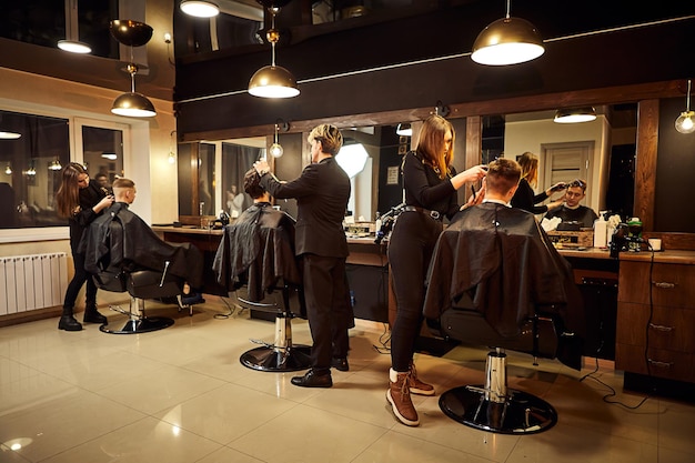 09 di febbraio 2021 Vinnitsa Ucraina Salon Uomo su una poltrona da barbiere Il parrucchiere serve il cliente nel barbiere Il concetto di cosmetologia maschile