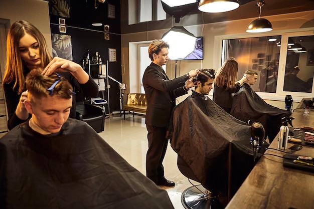 09 di febbraio 2021 Vinnitsa Ucraina Salon Uomo su una poltrona da barbiere Il parrucchiere serve il cliente nel barbiere Il concetto di cosmetologia maschile