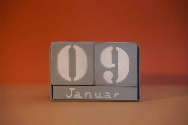 09 gennaio su cubi grigi di legno Data del cubo del calendario 9 gennaio Concetto di data Copia spazio per testo o evento Cubi educativi Calendario a forma di cubo per il 9 gennaio con spazio vuoto Messa a fuoco selettiva