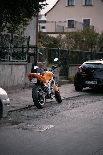 09012022 Danzica Polonia Una moto sportiva gialla è parcheggiata per strada Moto moderna di un'azienda motociclistica sudcoreana Hyosung