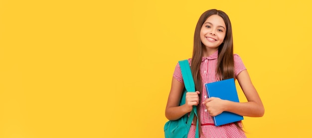 1 settembre bambino d'infanzia felice con borsa da scuola allegra ragazza adolescente trasportare zaino Banner di studentessa studentessa Ritratto di allievo di scuola bambino con spazio di copia